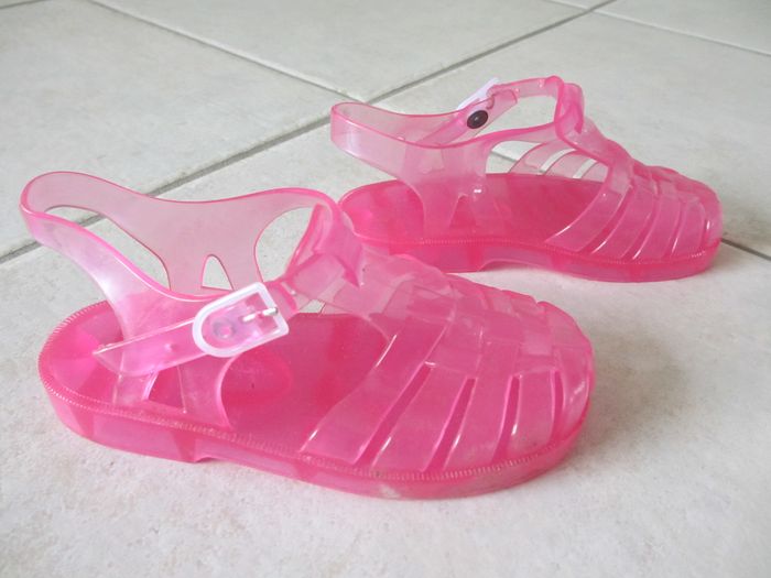 Sandalettes de plage en plastique – Pointure 26 - photo numéro 3