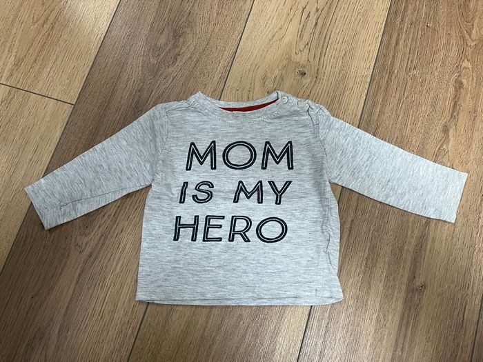 T-shirt mom is my hero 6 mois
