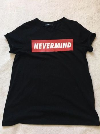 Haut t-shirt noir logo rouge nevermind floqué uni basique simple col rond manches courtes