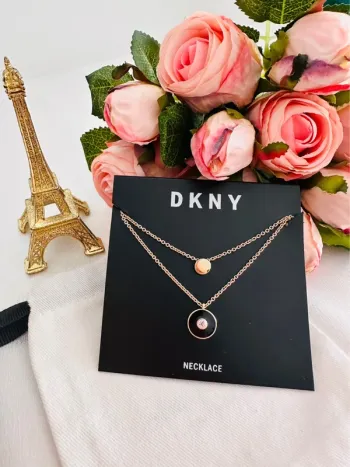🔘Collier DKNY authentique double chaîne, minimaliste chic, logo et cristal