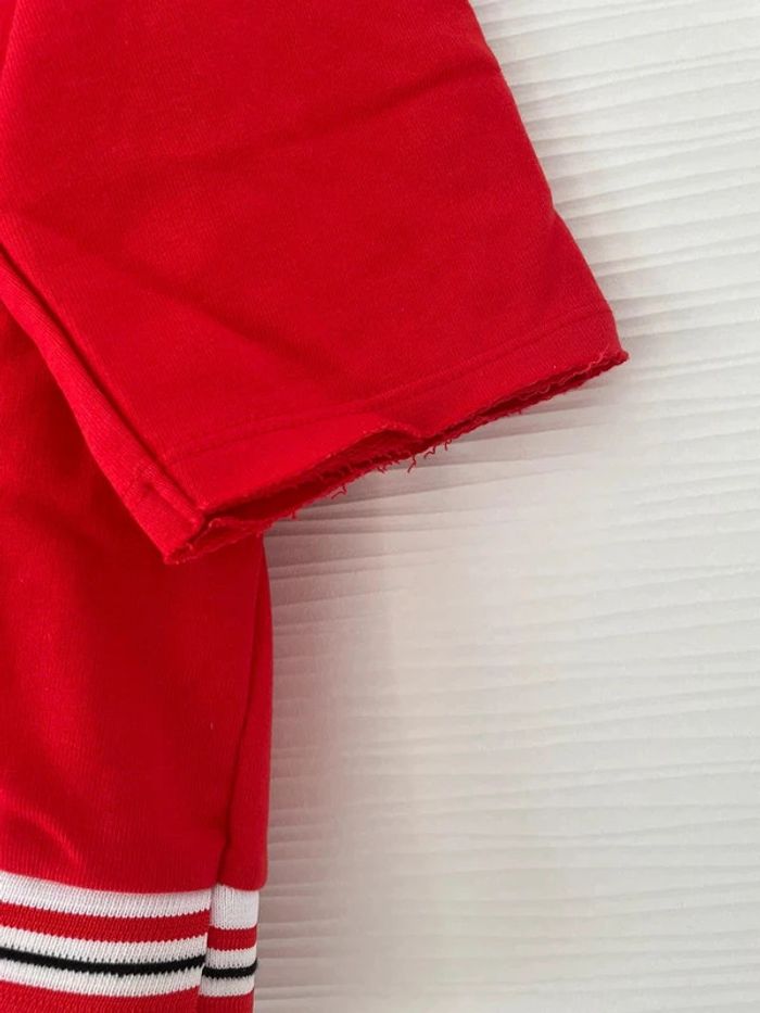 Haut sweat sport rouge et blanc à capuche et cordons avec manches 3/4 crop-top - photo numéro 3