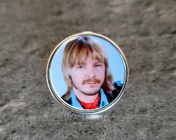 Pin's Renaud chanteur non officiel