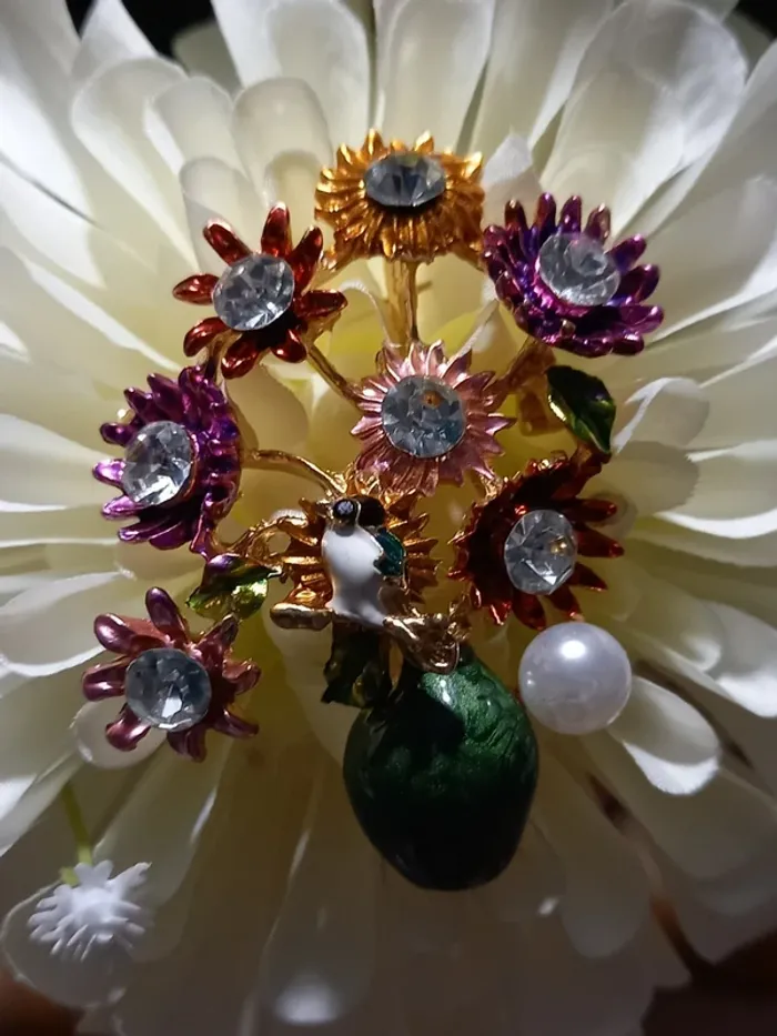 Broche en norme de vase avec son bouquet de fleur multicolore, très belle pour annoncer le printemps - photo numéro 4