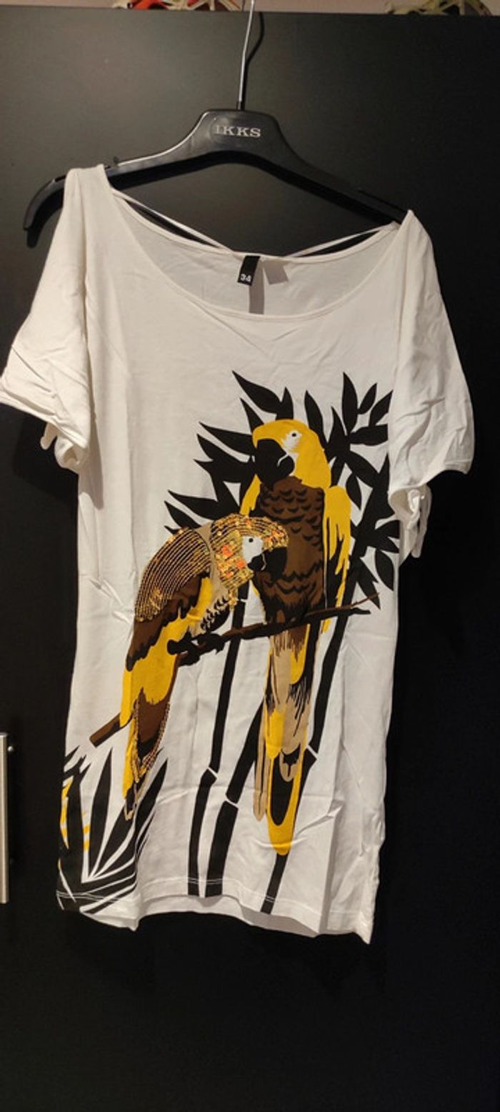 Tee-shirt perroquet épaules dénudées