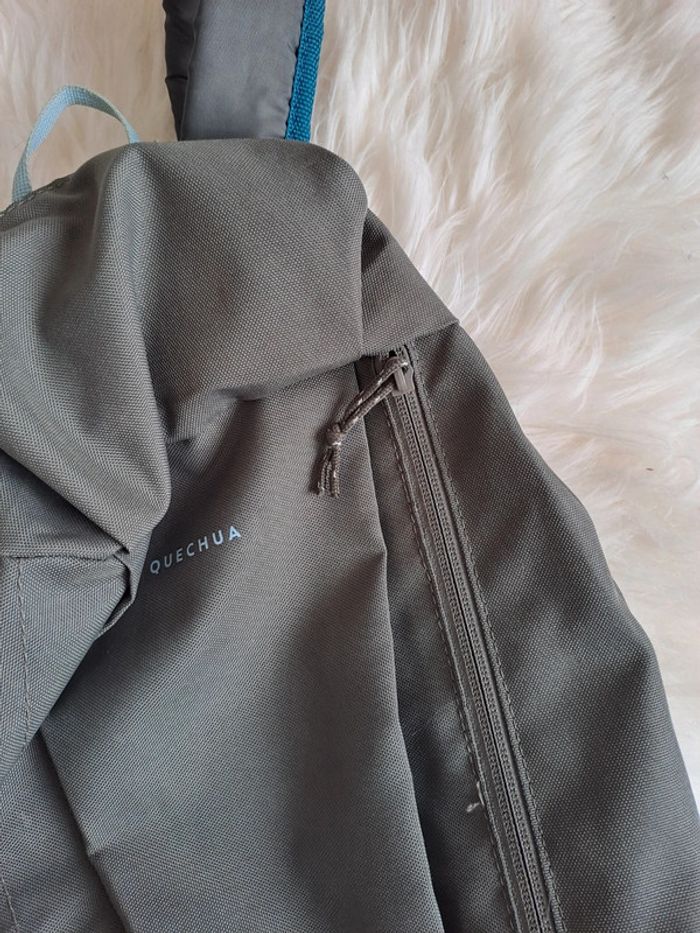 Petit sac à dos Quechua gris et bleu 10L - photo numéro 4