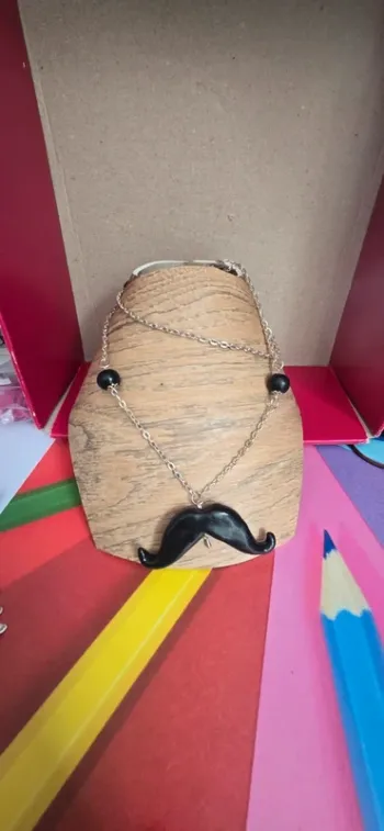 Collier sautoir moustache noir fimo