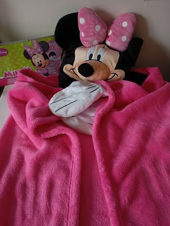 Couverture plaid cape douce . Rose Vif .Disney Minnie Mouse. 100x100 cm. État neuf