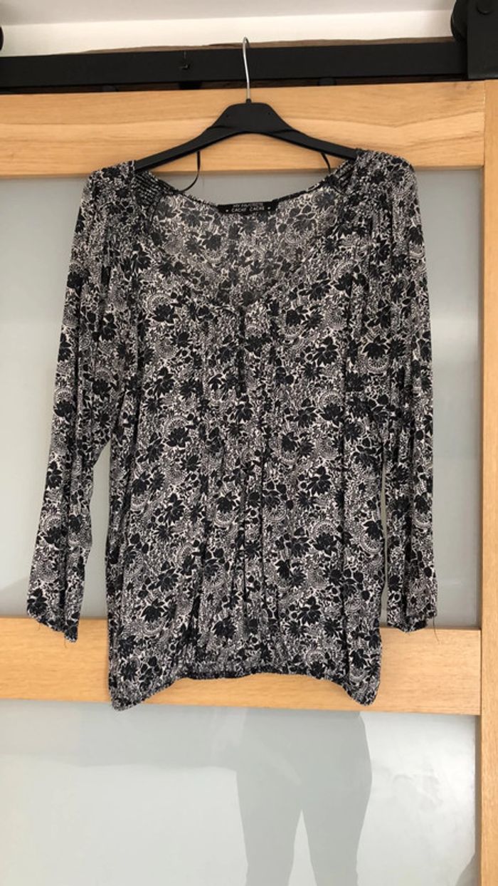 Blouse noire avec motifs fleurs