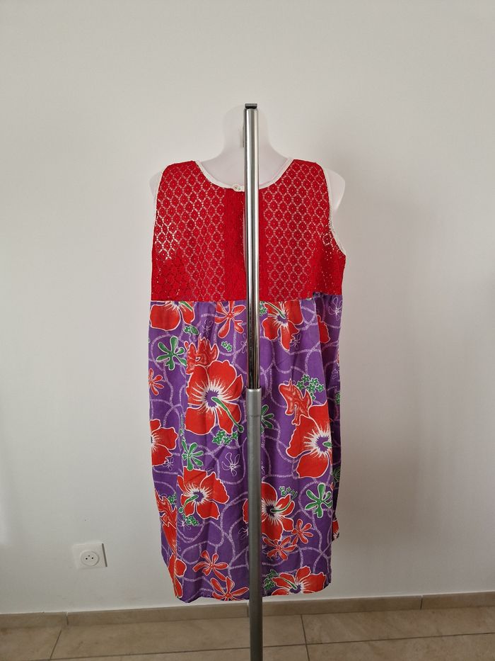 Robe polynésienne violette à motif fleurs à détail dentelle - photo numéro 4