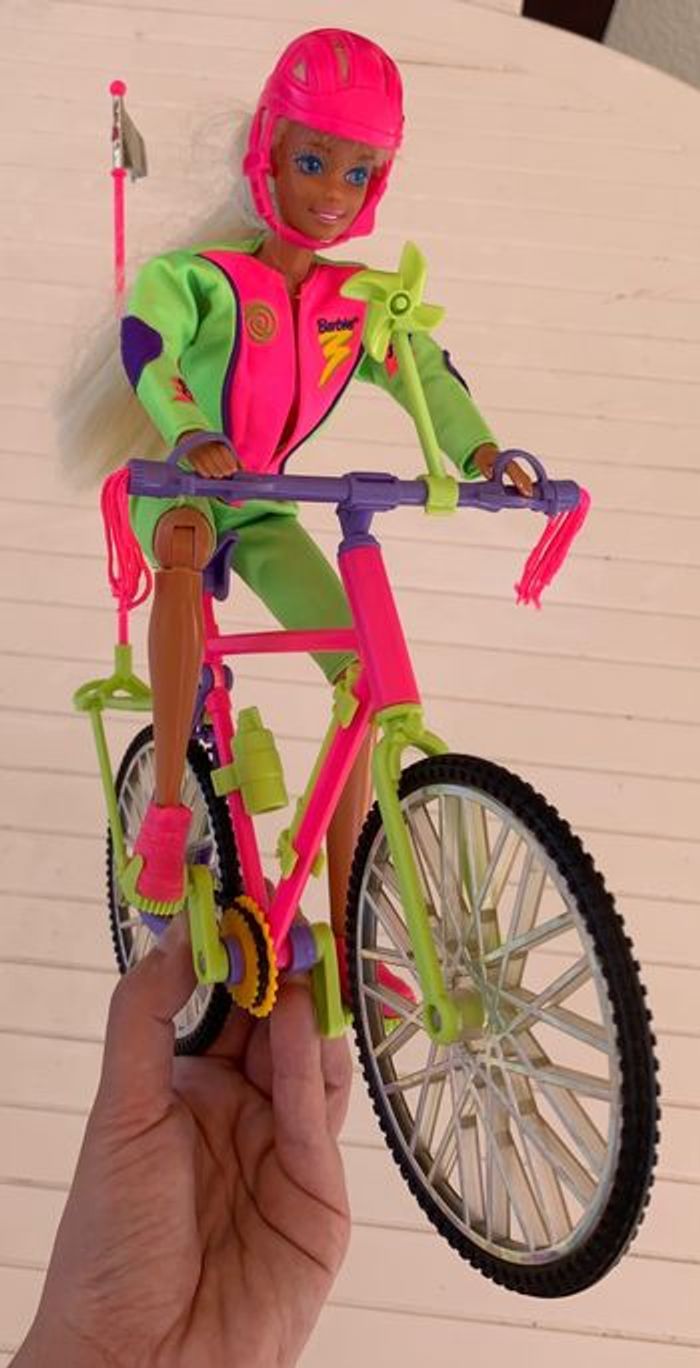 Barbie articulée + son vélo - photo numéro 2