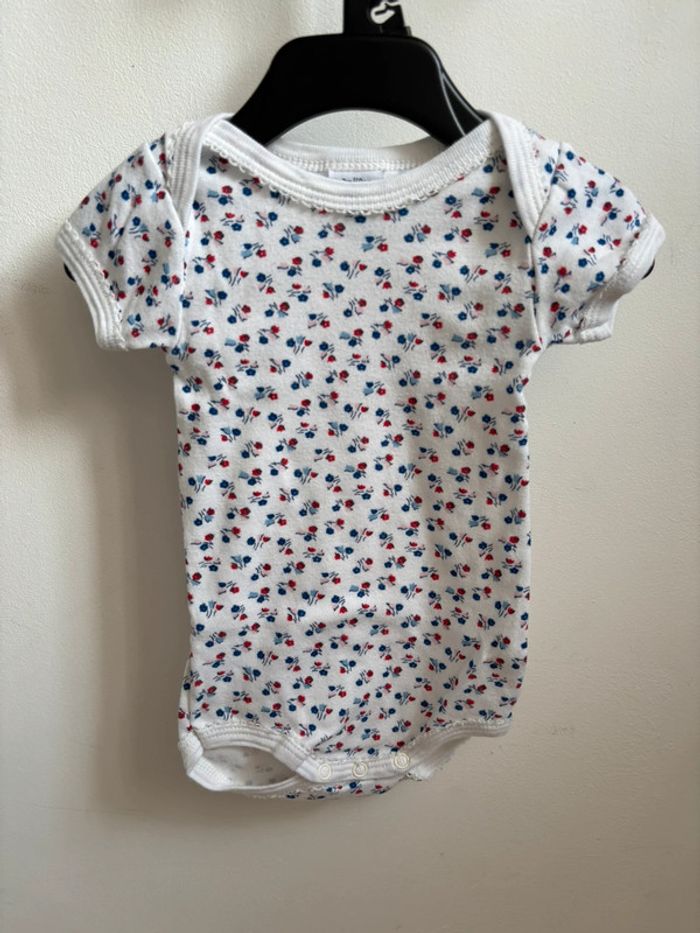 Lot 2 bodies fleuris manches courtes Petit Bateau 3 mois - photo numéro 8
