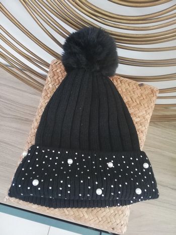 Bonnet noir pompom et perles