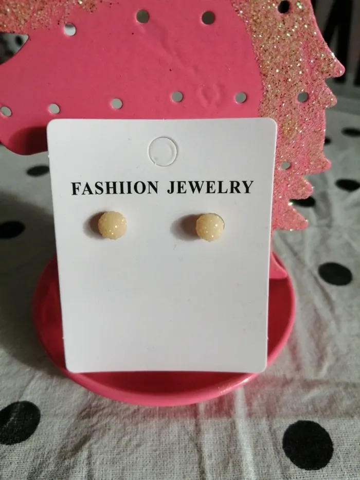 Boucles d'oreilles boules style shambala crème / sans marque - photo numéro 3