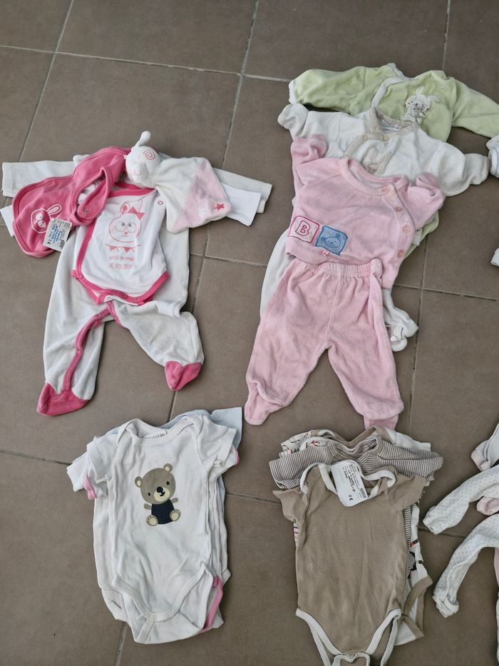 Lot pyjama/bodys 3mois - photo numéro 2