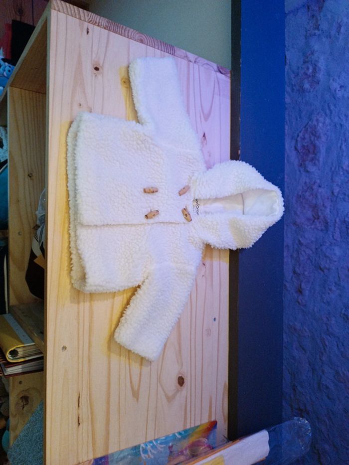 Manteau blanc 6 mois. - photo numéro 2