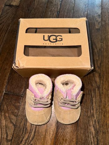 Chaussures Ugg Portées une fois Taille 0-6 mois Valeur 70 euros