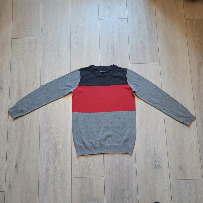 Pull rouge, noir et gris. Garçon 10 ans. Marque In Extenso