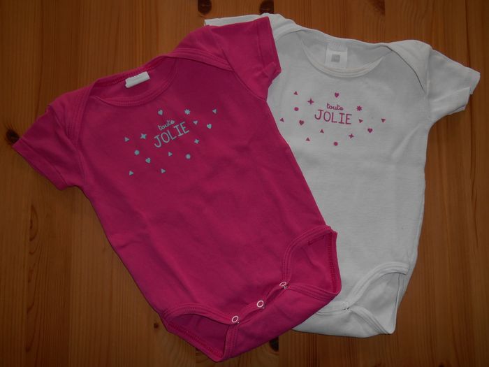 Lot 2 bodies fille 6 mois manches courtes