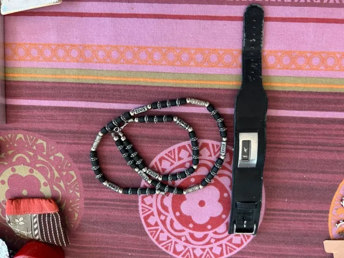 Lot de bijoux divers et sa vanity offerte - photo numéro 2