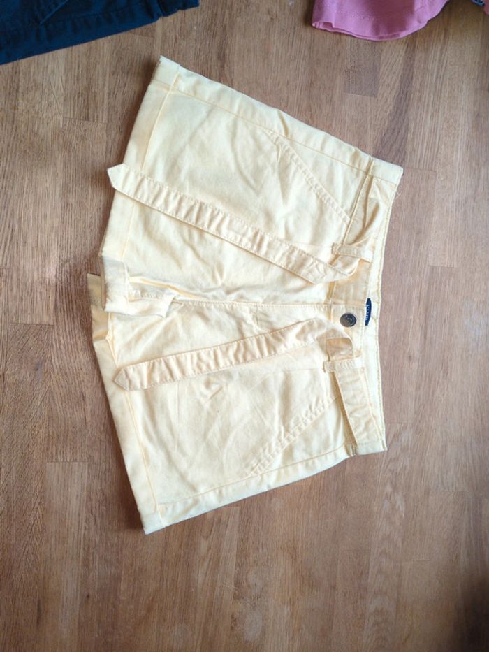 Short jaune
