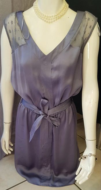 Robe satinée avec dentelle