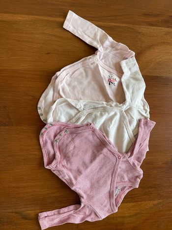 Lot de 3 bodies Kiabi taille 1 mois bon état.