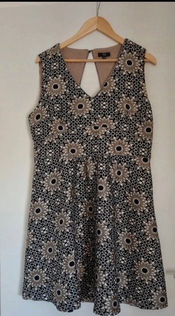 Robe trapèze sans manches à fleurs noir/ taupe/ blanc