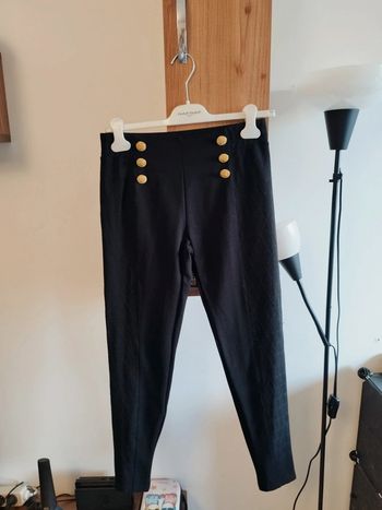 Très joli pantalon élastiqué noir zippé à la cheville de la marque The Kooples en taille M
