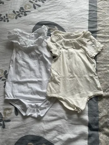 2 bodies kiabi avec col Claudine 24 mois