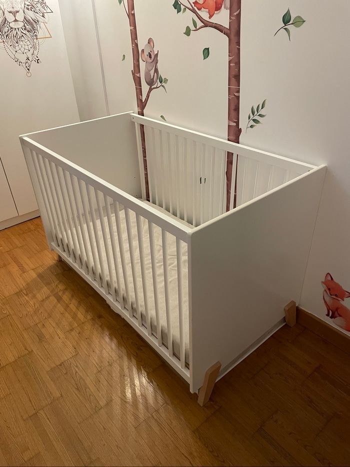 Lit bébé à barreaux