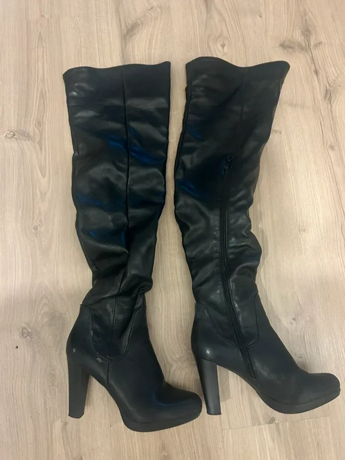 Bottes hautes noire à talons taille 38