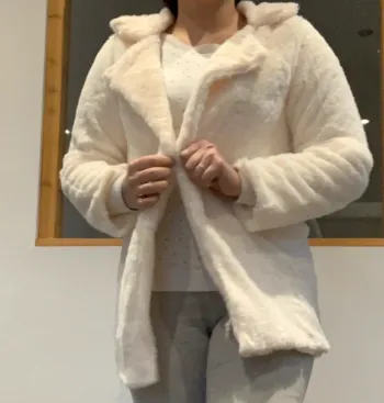 Manteau en fourrure beige crème