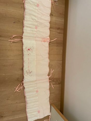 Tour de lit bébé rose