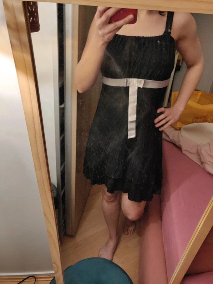 Robe noire et ceinture argentée avec ou sans bretelle