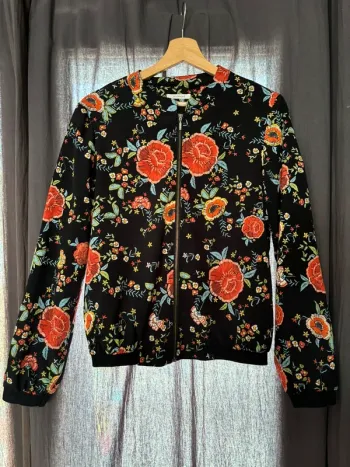 Veste noir style bomber à fleurs