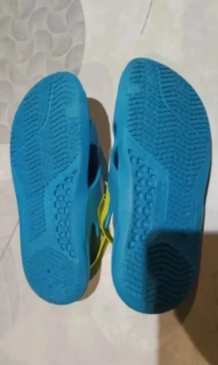 Sandales claquettes Piscine Enfant SLAP 100 BASIC Bleu pointure 30-31 Très bon état·Decathlon - photo numéro 4