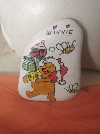 Galet Peint et Verni à la main Winnie deco Noël
