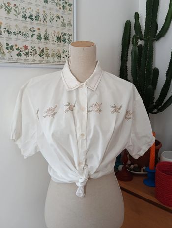Chemise vintage blanche en coton brodée luth et violon, col brodé