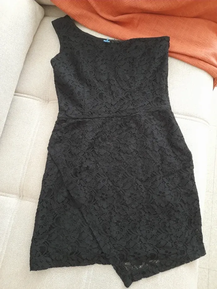 Robe noire dentelle et épaule asymétrique