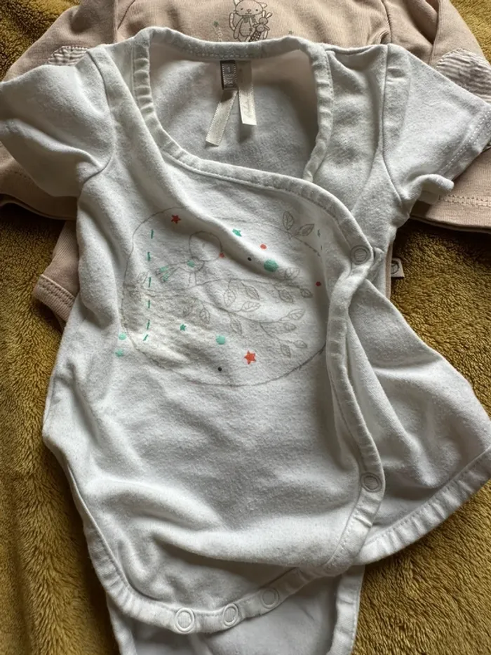Lot 3 bodies taille naissance, petit 1 mois manches courtes - photo numéro 4