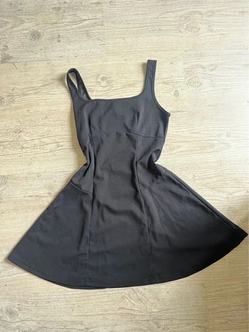 Robe noire au dessus du genou