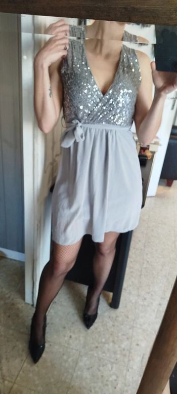 Robe grise et argentée avec sequins