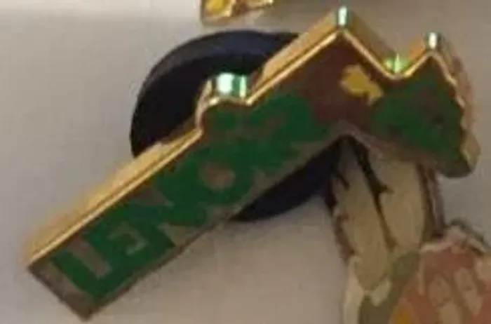 Lot 4 pin's: lenôtre, astérix, la poste et divers - photo numéro 2