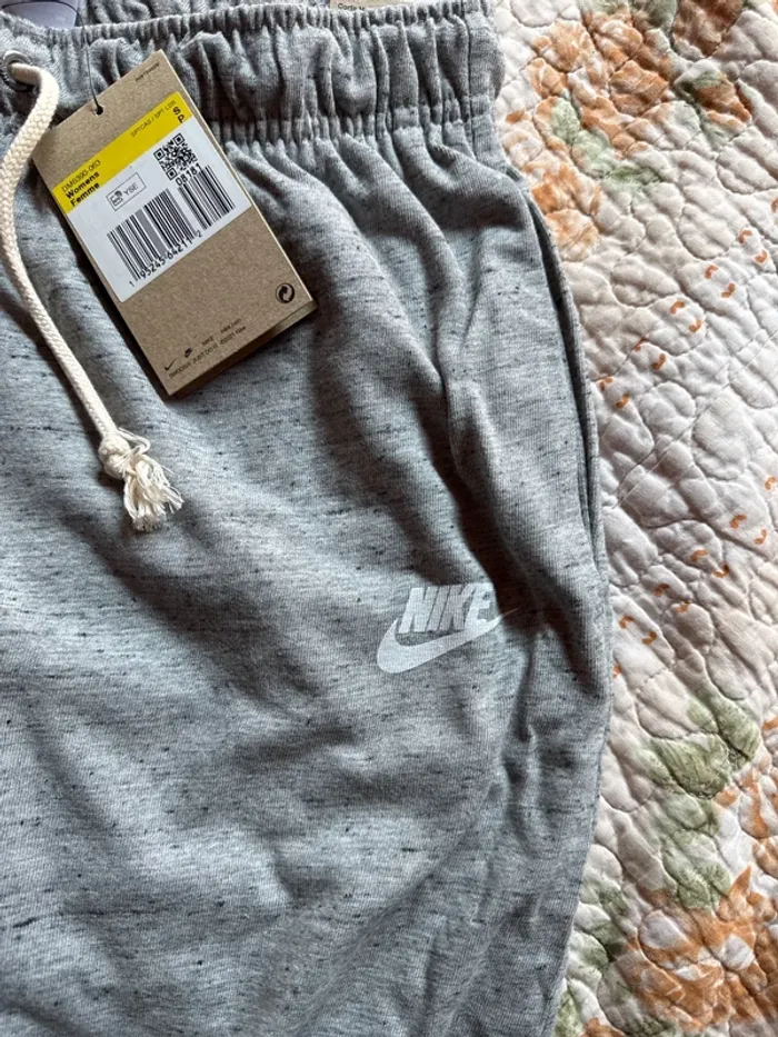 Jogging Nike femme neuf avec étiquette taille S/M/L - photo numéro 4