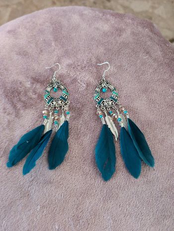 Boucle d'oreille avec des plumes turquoises