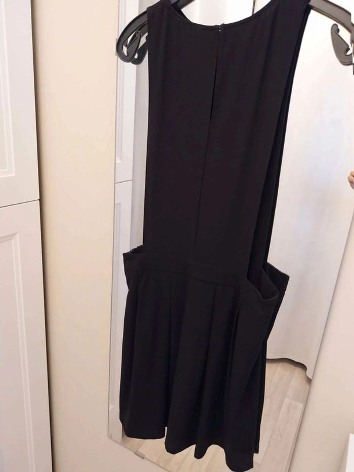 Robe noire originale ouverte  cote  T38 - photo numéro 2