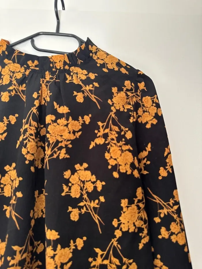 Blouse noire avec fleurs oranges Shein - photo numéro 2