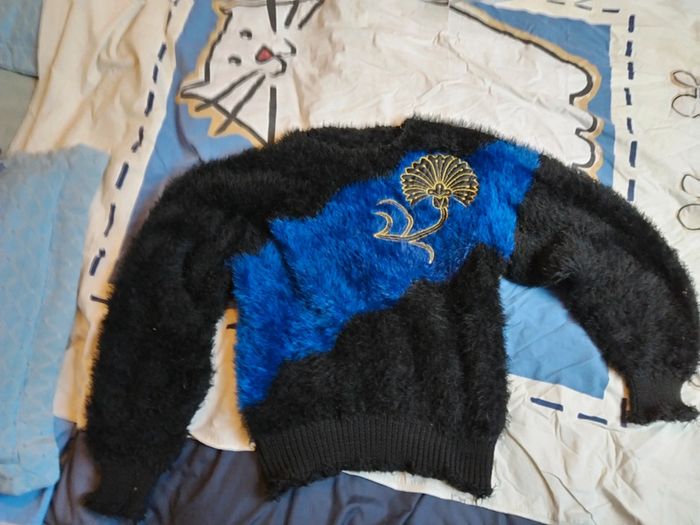 Pull d'hiver avec motif floral doré