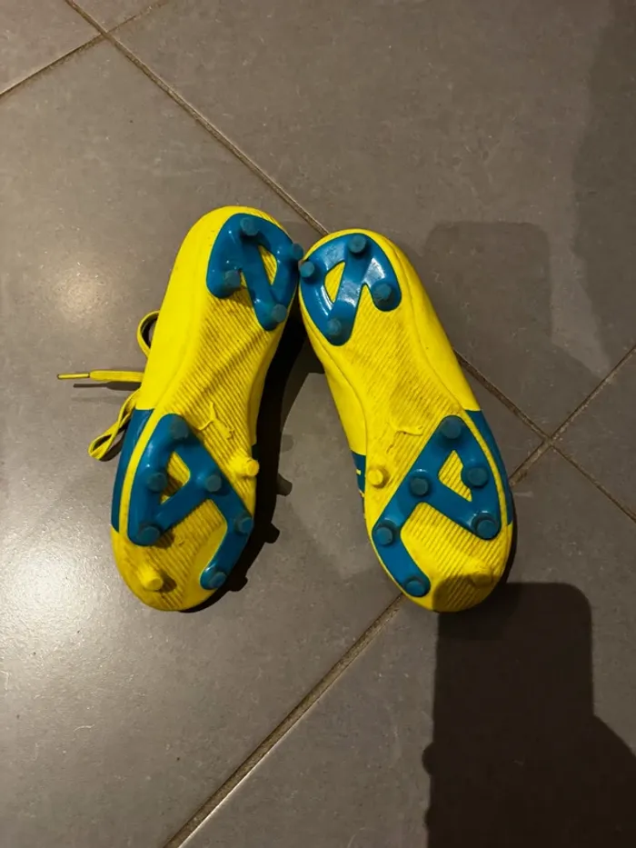 Chaussures de foot à crampons moulés - Puma - Evo speed 5 - Jaune & Bleu turquoise - 34 - Bon état - photo numéro 4