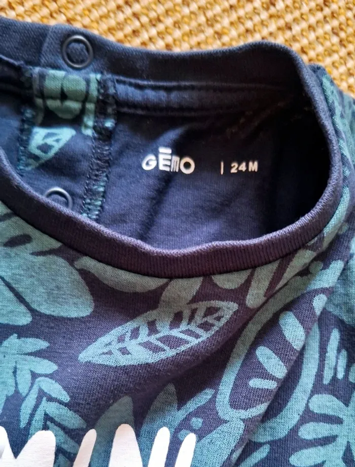 Très joli tee-shirt garçon motif feuillage en 2A - photo numéro 2